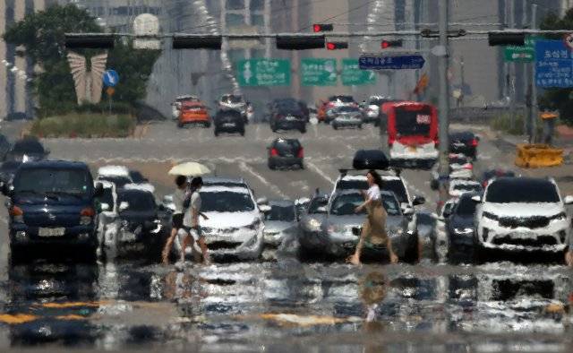 폭염과 열대야가 이어지면서 냉방 기기 사용 시간도 늘어나고 있다