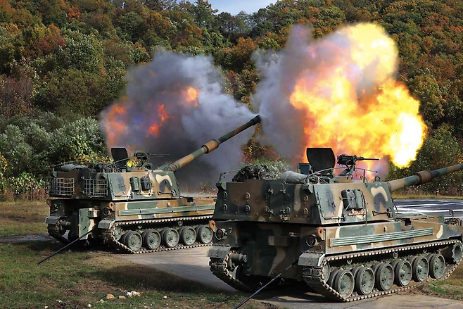 군은 2017년 8월 발생한 K-9 자주포 폭발사고의 원인을 ‘부품 오작동’이라고 발표했다. 그러나 제조사는 조사 결과를 받아들이지 않았다. 사진은 K-9 자주포의 사격 훈련 모습 ⓒ연합뉴스