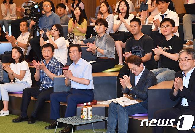 박원순 서울시장과 조희연 서울시교육감이 특성화고 졸업생 노동권익 토론회에 참석해 발표에 박수를 치고있다.(서울시 제공)© News1