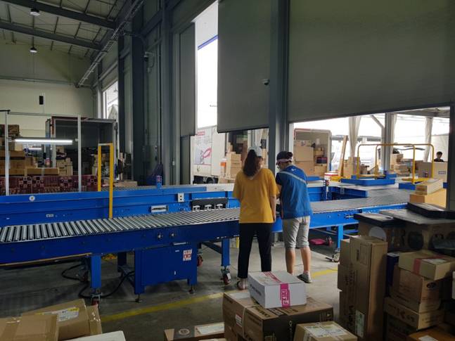 택배기사들을 대신해 택배상자를 분류하는 업무를 담당하는 택배분류도우미들의 모습.ⓒ데일리안