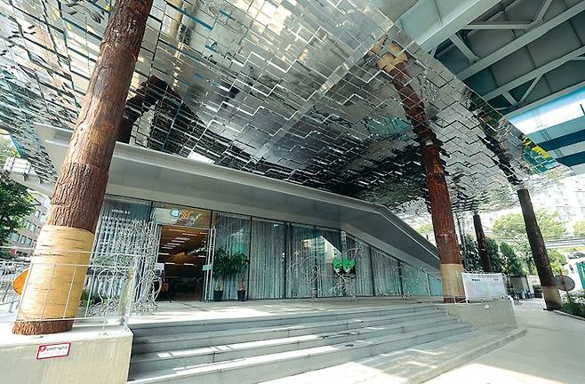 서울 성동구 옥수동 중심부를 가로지르는 흉물스런 옥수고가도로 아래 빈터에 옛 동빙고를 닮은 참한 공공문화공간이 들어섰다. 옥수동의 지명은 본래 두뭇개였으나 동빙고가 있다 하여 ‘빙고골’이라고 했다.