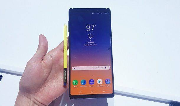 갤럭시노트9 시그니처인 오션블루 색상 모델과 옐로우 S펜 모습.(사진=지디넷코리아)