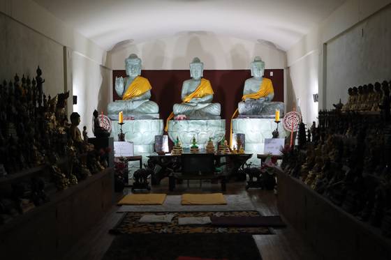 각각 10톤에 달하는 푸른빛의 태국 에메랄드 불상 3점이 수백 개의 작은 불상들 사이에 놓여 있다. 최정동 기자