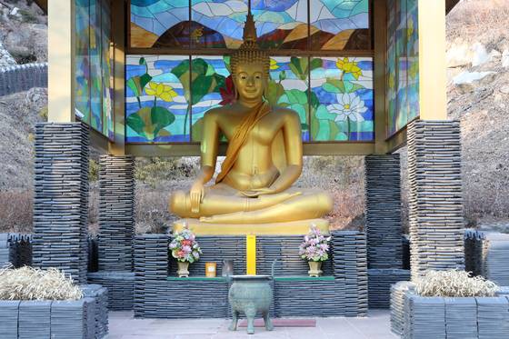 경기도 용인 와우정사 경내에 전시 중인 황금빛 태국 불상. 최정동 기자