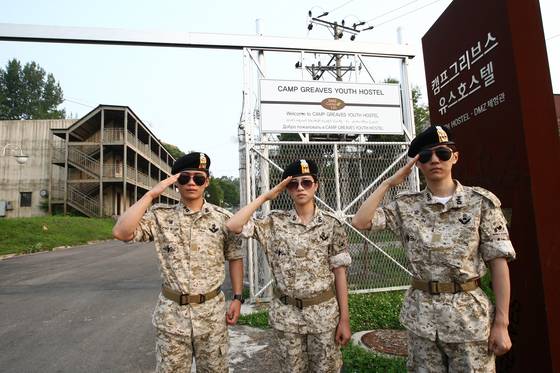 캠프 그리브스에서는 군복 입기 체험 등 '태양의 후예'와 관련된 다채로운 프로그램을 운영하며 해외 관광객을 유치하기 위해 노력하고 있다. [경기관광공사 제공]