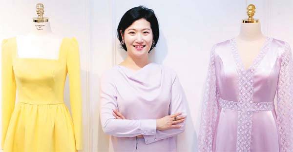 정씨가 지난 5월 예술의전당이 기획해 무대에 올린 오페라 콘서트 `피가로의 결혼` 의상 앞에서 사진촬영을 하고 있다. 관객들에게 잘 알려진 작품인 만큼 극 중 캐릭터를 잘 살릴 수 있도록 디자인했다고 그는 설명했다. 오른쪽은 알마비바 백작부인, 왼쪽은 수잔나의 의상. [이충우 기자]