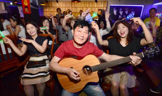 가수 백영규(가운데) 씨가 지난 3일 인천의 한 LP음악카페에서 라디오 팬클럽 ‘백가마’ 회원들과 함께 최근 발매한 자신의 신곡 ‘술 한잔’을 열창하고 있다.  인천 = 신창섭 기자 bluesky@