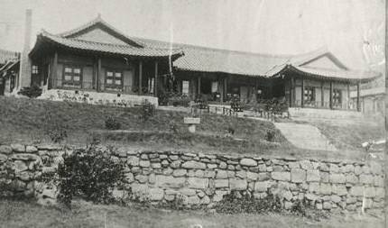 1886년 건립된 한국 최초의 근대 여성교육기관 ‘이화학당’ 건물. 현 이화여고 본관 자리에 있다가 1897년 철거됐다. 이화여대 제공