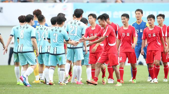 11일 오후 서울월드컵경기장에서 열린 남북노동자통일 축구대회 한국노총 대표팀과 북측 조선직업총동맹 건설노동자팀의 경기. 양 팀 선수들이 경기를 마치고 인사하고 있다. 경기결과는 북한 건설노동팀 3-1 승리. 연합뉴스