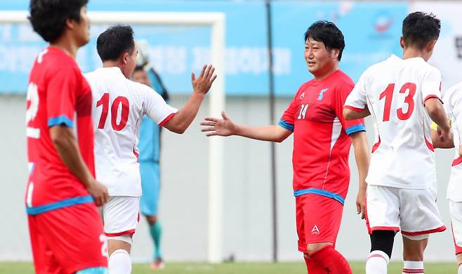 11일 오후 서울월드컵경기장에서 열린 남북노동자통일 축구대회 민주노총 대표팀과 북측 조선직업총동맹 경공업팀의 경기. 북한 경공업 박명국이 선제골을 넣자 민주노총 성호경이 축하해주고 있다. 2018.8.11