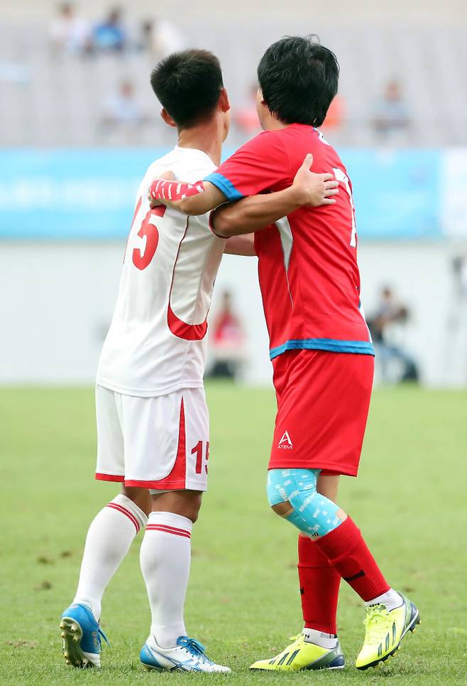 11일 오후 서울월드컵경기장에서 열린 남북노동자통일 축구대회 민주노총 대표팀과 북측 조선직업총동맹 경공업팀의 경기. 북한 경공업 김철성이 민주노총 이상오를 일으켜주고 있다. 연합뉴스