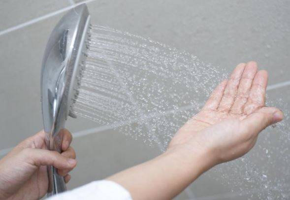 운동 후 찬물로 샤워하면 혈관이 수축해 혈압이 오르고 심장에 안 좋다./헬스조선 DB