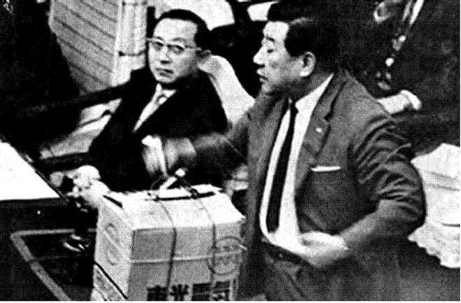 국회 본회의에서 한독당 김두한 의원이 삼성 밀수사건에 관한 발언 도중 국무위원석에 오물을 뿌리려는 장면(1966년).  경향신문 자료사진