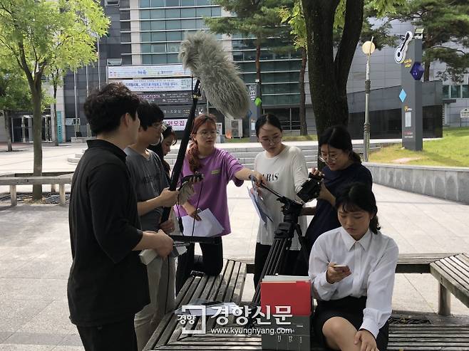 영화학과 등 11개 학과 개설 대구시가 청년들의 진로를 위해 운영 중인 ‘2018 대구청년학교’의 영화학과 수강생들이 지난 11일 대구 동구 아양아트센터 앞에서 단편영화를 찍고 있다.  백경열 기자 merci@kyunghyang.com