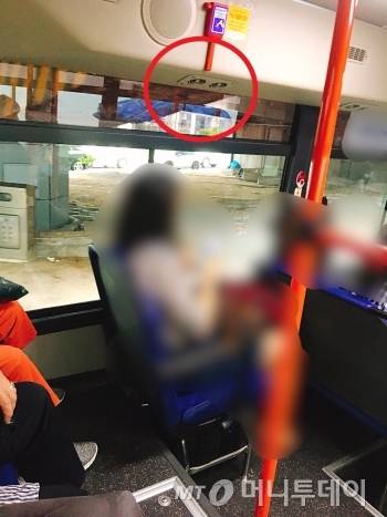 서울 시내버스서 한 승객이 자신의 좌석 위 에어컨을 돌려서 꺼놓았다./사진=남형도 기자