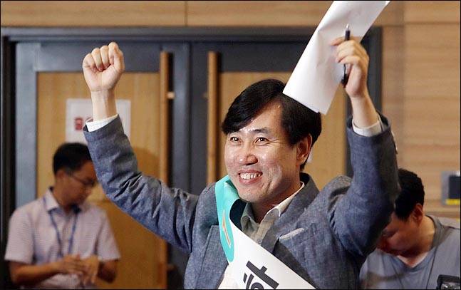 10일 국회 의원회관에서 열린 바른미래당 당대표 및 최고위원 선출을 위한 예비경선 정견발표회에서 하태경 후보가 손을 들어 인사하고 있다. (자료사진)ⓒ데일리안 박항구 기자