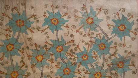 단아한 꽃이미지들이 덩굴줄기를 타고 연속적으로 이어지는 ‘화훼도’의 일부. 갤러리 현대 신관 건물에 붙은 ‘조선시대 꽃그림…’전 광고판에 들어간 민화 이미지다. 그림 속 꽃의 정체를 놓고 독말풀, 감자꽃 등의 여러 견해가 제시돼 화제를 모았다.