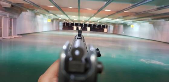 워리어플랫폼 액서서리가 하나도 안 달린 K1A1 소총으로 조준하는 모습. [사진 국방부 기자단]