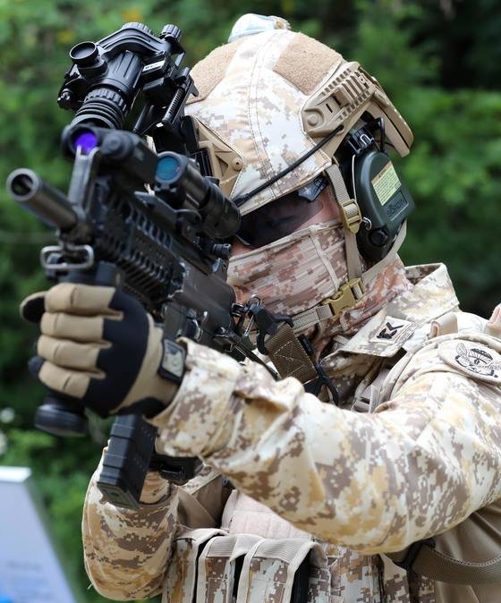 UAE 파병 아크부대원들이 지난 6월 25일 환송식에서 신형 워리어플랫폼을 착용한 상태로 내부 소탕작전 시범을 보이고 있다. 이날 장병들은 민간에서 개발한 조준경, 확대경 등 18종의 검증된 장비를 착용하고 시범을 보였다. [사진 육군]