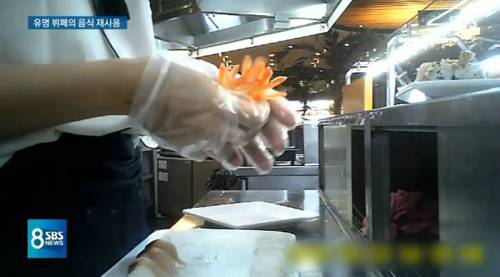 초밥에 놓인 찐새우를 걷어가는 모습. SBS 영상 캡처.