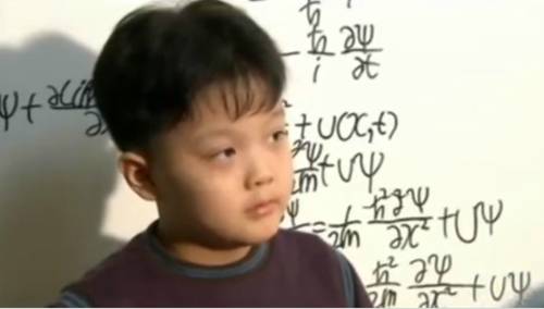 6살 송유근 어린이가 대학 미적분 문제를 간단하게 처리한 뒤 '다음은 또 뭘~'이라는 듯 궁금증을 나타내고 있다.