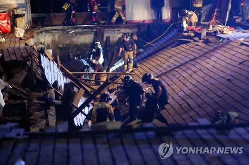 사고 현장의 구조 작업  [EPA=연합뉴스]