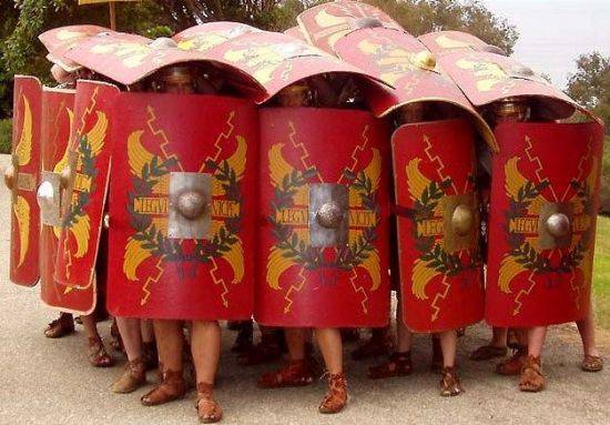 로마군의 상징으로 불리는 '테스투도' 진형을 복원한 모습(사진=위키피디아)