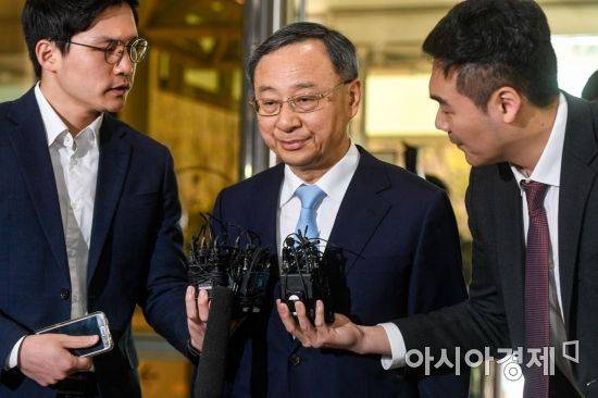 지난 4월17일 황창규 KT 회장이 경찰 조사를 받기 위해 서울 서대문구 경찰청으로 들어서는 모습. /강진형 기자aymsdream@