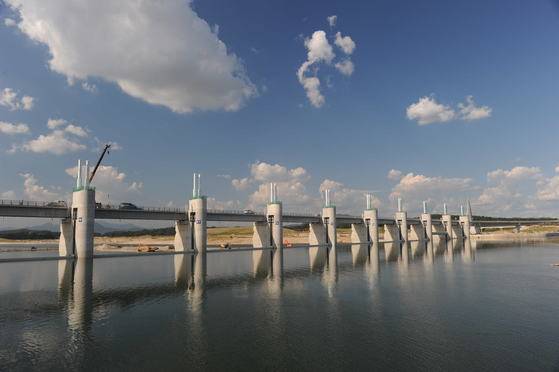 한강 여주보. 4대강 16개 보 가운데 한강의 여주보와 강천보는 상대적으로 수질이 나은 것으로 분석됐다. [중앙포토]