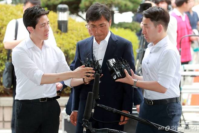 여비서를 성폭행한 혐의로 고소당한 안희정(53) 전 충남지사가 14일 오전 서울 서부지법에서 열린 업무상 위력 등에 의한 간음 혐의 1심 선고공판에 출석하고 있다./사진=임성균 기자