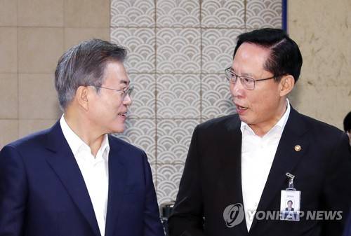 문 대통령, 송영무 국방부 장관과 (서울=연합뉴스) 배재만 기자 = 문재인 대통령이 14일 오전 청와대에서 열린 국무회의에 앞서 열린 차담회에서 송영무 국방부 장관(오른쪽)과 대화하고 있다. 이날 회의에서는 국방부가 입법예고한 국군 기무사령부 폐지령안과 군사안보지원사령부 제정령안 등을 심의·의결한다.       scoop@yna.co.kr  (끝)