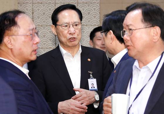 송영무 국방부 장관(왼쪽 둘째)이 14일 청와대에서 열린 국무회의에 앞서 박상기 법무부 장관(오른쪽 둘째)과 대화하고 있다. 문재인 대통령은 이날 회의에서 국군 기무사령부 폐지령 등을 심의·의결했다. [연합뉴스]