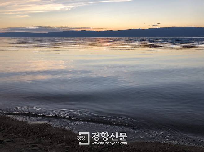 저녁놀이 내려앉기 시작한 바이칼 호수