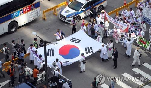 제73주년 광복절…옛 일본대사관 앞에 펼쳐진 대형 태극기 (서울=연합뉴스) 임헌정 기자 = 제73주년 광복절인 15일 서울 종로구 옛 일본대사관 앞에서 일제강점기 피해자 전국유족연합회 회원들이 일본 정부의 진정성 있는 사과와 정당한 피해 보상 등을 촉구하는 집회를 마친 뒤 대형 태극기를 앞세우고 행진하고 있다.     kane@yna.co.kr  (끝)