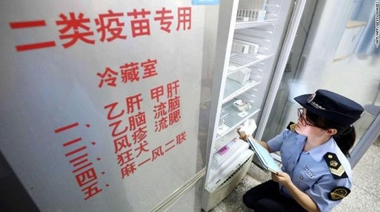 2018년 7월 23일 중국 시장조사당국 직원이 중국 남부 광시자치구의 한 병원을 조사하고 있다. /CNN