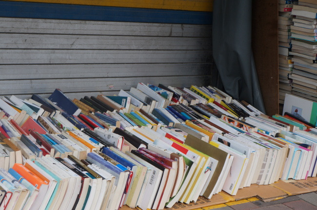 Used books are piled up at Cheonggyecheon Secondhand Book Street. (By Im Eun-byel / The Korea Herald)