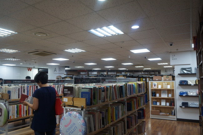 Visitors browse used books at Aladdin Used Books’ Jongno branch, central Seoul. (By Im Eun-byel / The Korea Herald)