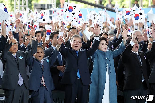 문재인 대통령이 15일 오전 서울 용산구 국립중앙박물관 열린마당에서 열린 제73주년 광복절 및 정부수립 70주년 경축식에서 만세 삼창을 하고 있다.(청와대 제공) 2018.8.15/뉴스1