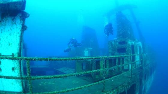 경포 앞바다에 있는 800t급 난파선. 지난해 강릉시가 해중공원 조성을 위해 침몰시켰다. 환경 피해를 최소화하기 위해 페인트를 벗기고 깨끗이 세척했다고 한다. [사진 강릉시]