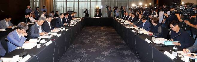 지난달 26일 박능후(왼쪽 네번째) 보건복지부 장관이 서울 영등포구 콘래드 서울 호텔에서 열린 2018년도 제5차 국민연금기금운용위원회에서 모두발언을 하고 있다./사진=뉴시스