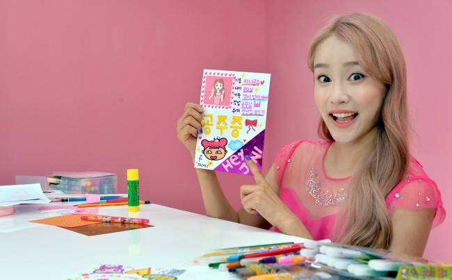 ‘지니언니’ 강혜진(30) 씨가 서울 구로동의 스튜디오에서 영상 촬영을 하고 있다. 정희조 기자/checho@heraldcorop.com