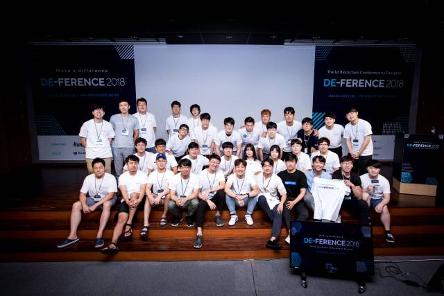 서울대학교 블록체인 학회 디사이퍼 멤버들이 지난 3일 열린 ‘디퍼런스2018’행사에서 포즈를 취하고 있다. /사진 =디사이퍼