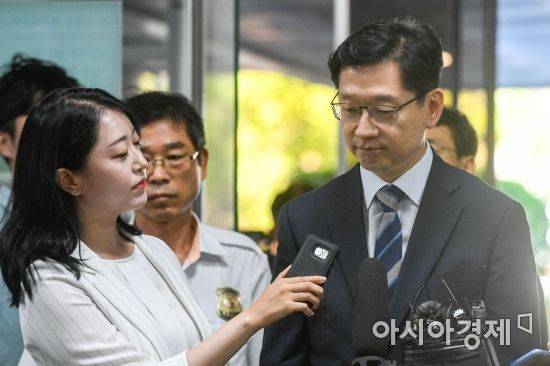 '드루킹' 일당 댓글조작 사건에 연루된 의혹을 받고 있는 김경수 경남도지사가 17일 서울 서초구 서울중앙지방법원에서 열린 영장실질심사를 받기 위해 법정으로 들어서고 있다./강진형 기자aymsdream@