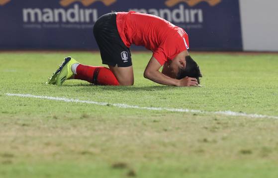 17일 오후 인도네시아 자와바랏주 반둥의 시 잘락 하루팟 스타디움에서 열린 2018 자카르타-팔렘방 아시안게임 축구 조별리그 E조 2차전 한국과 말레이시아의 경기. 손흥민이 슛이 빗나가자 안타까워하고 있다. [연합뉴스]