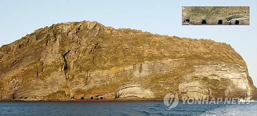 제주 성산일출봉의 일본군 '인간어뢰' 기지 [연합뉴스 자료사진]