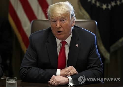 트럼프 "목사 석방위해 한푼도 안내…터키는 우릴 이용해왔다" (워싱턴 EPA=연합뉴스) 도널드 트럼프 미국 대통령이 16일(현지시간) 워싱턴DC 백악관에서 열린 각료회의에서 발언하고 있다. 미국인 목사 연금을 둘러싸고 터키와 '무역전쟁'을 벌이고 있는 트럼프 대통령은 이날 자신의 트위터 계정을 통해 "우리는 무고한 한 남성의 석방을 위해 아무것도 지불하지 않을 것"이라고 밝히고 "그러나 우리는 터키(경제)를 줄이고 있다!"고 적었다. 그는 또 트위터에서 "터키는 다년간 미국을 이용해왔다"며 "그들은 이제 우리의 훌륭한 기독교 목사를 붙잡고 있다"고 비난을 퍼부었다.    lkm@yna.co.kr  (끝)