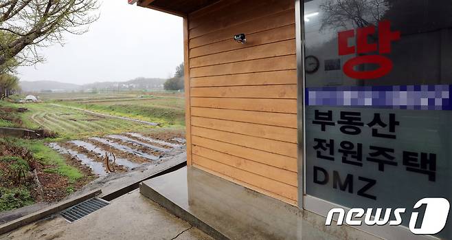 경기도 파주시 문산읍 운천리에 위차한 비무장지대(DMZ) 토지를 전문 거래하는 공인중개사 너머로 밭이 보인다.© News1 이재명 기자