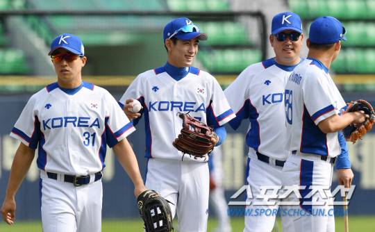 선동열 감독이 이끄는 한국 야구 대표팀이 2018 자카르타-팔렘방 아시안게임을 향한 본격적인 여정에 돌입했다. 대표팀 이정후와 손아섭이 18일 잠실야구장에서 첫 공식 훈련에 임하고 있다.  잠실=최문영 기자 deer@sportschosun.com /2018.08.18/