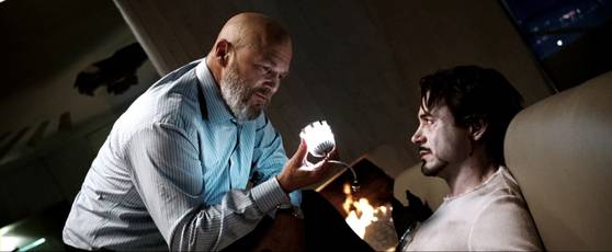 아이언맨의 가슴 복판에 달린 아크 원자로. [영화 아이언맨]