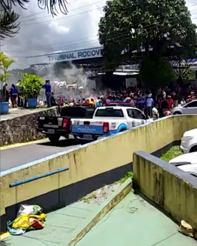 브라질 호라이마주 파카라이마시의 버스터미널에서 18일(현지시간) 베네수엘라 이민자에 반대하는 시위가 벌어지고 있다. 파카라이마|로이터연합뉴스
